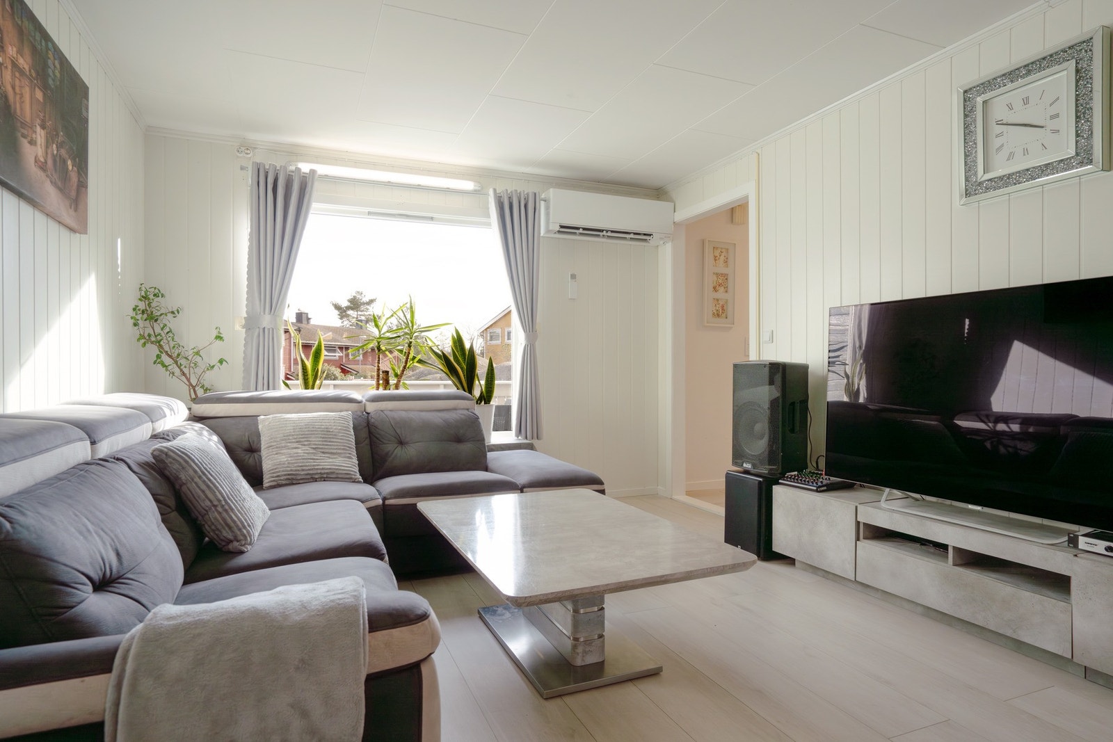 Romslig stue med naturlig plassert TV- og sofakrok, som gir en hyggelig og funksjonell sone for avslapning. Galleribilde