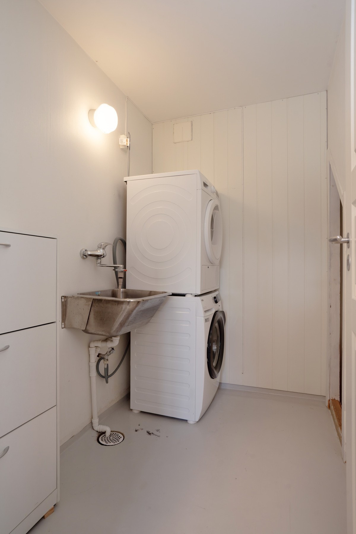 Eget vaskerom gir en luksuriøs og praktisk hverdag, med god plass til klesvask og oppbevaring - en ettertraktet løsning som gjør hjemmet mer funksjonelt. Galleribilde