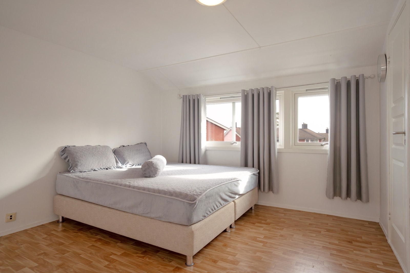 Lyst og innbydende hovedsoverom med vindu som slipper inn rikelig naturlig lys. Galleribilde