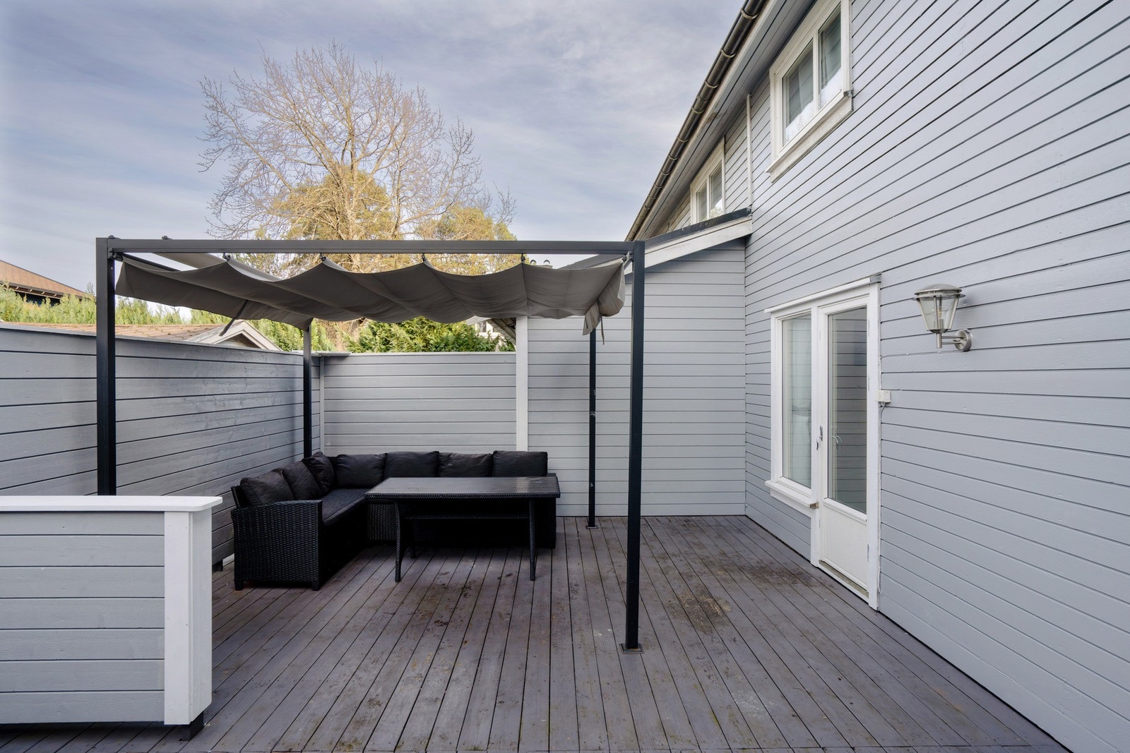 Innbydende terrasse, ideell for hyggelige sommerstunder og sosiale sammenkomster. Galleribilde