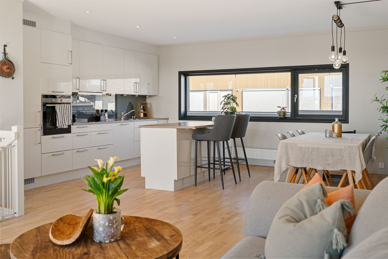 Stue og kjøkken er fordelt på hele 46,5 m² som gjør at man har en rekke møbleringsmuligheter. Galleribilde