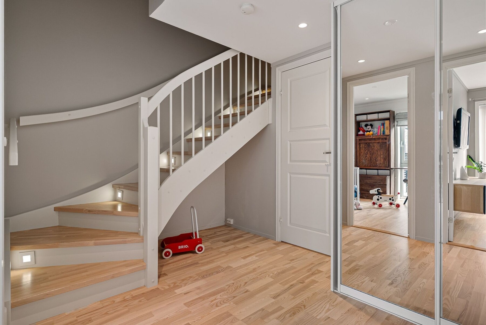 I underetasjen finner man vaskerom/teknisk rom, to soverom, bad og utgang til en stor terrasse. Skyvedørsgarderobe både i gang og på det største soverommet. Galleribilde