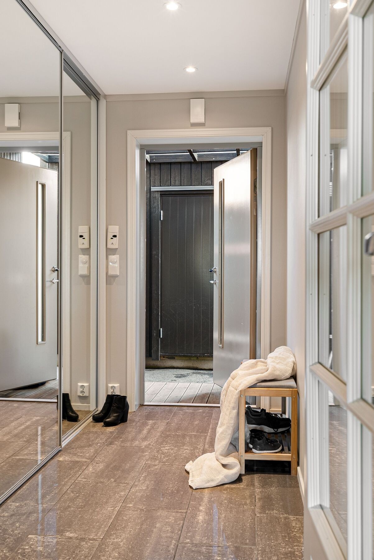 Romslig gang med stor skyvedørsgarderobe. Pent flislagt gulv med varme som kommer godt med på vinterhalvåret. Galleribilde