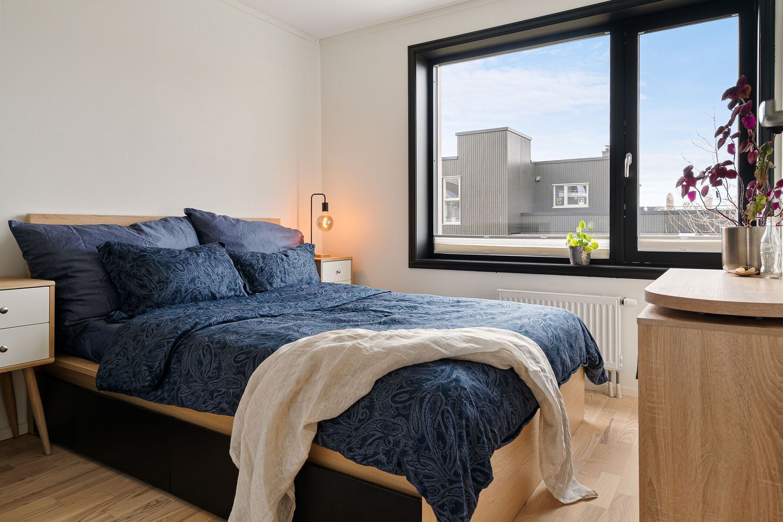 Boligen har til sammen fire gode soverom fordelt på to etasjer. Dette rommet måler 8,7 m². Galleribilde