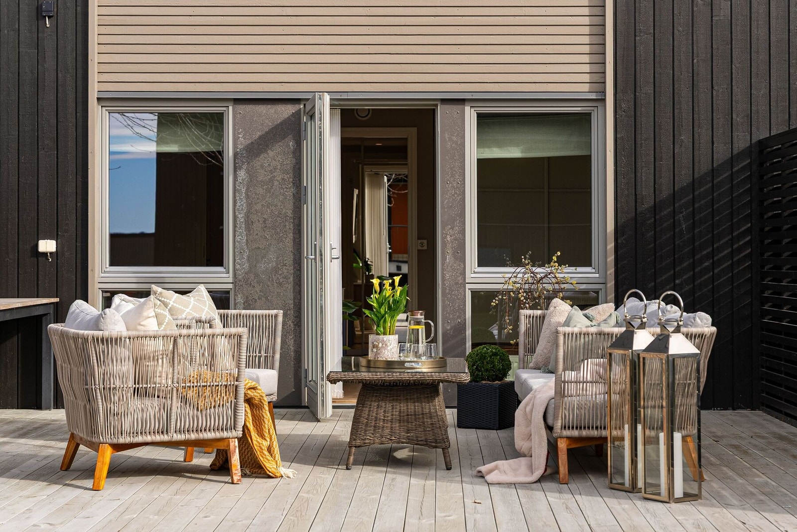 Sørvendt terrasse av generøs størrelse på hele 28 m² skjermet med levegger på begge sider. Galleribilde