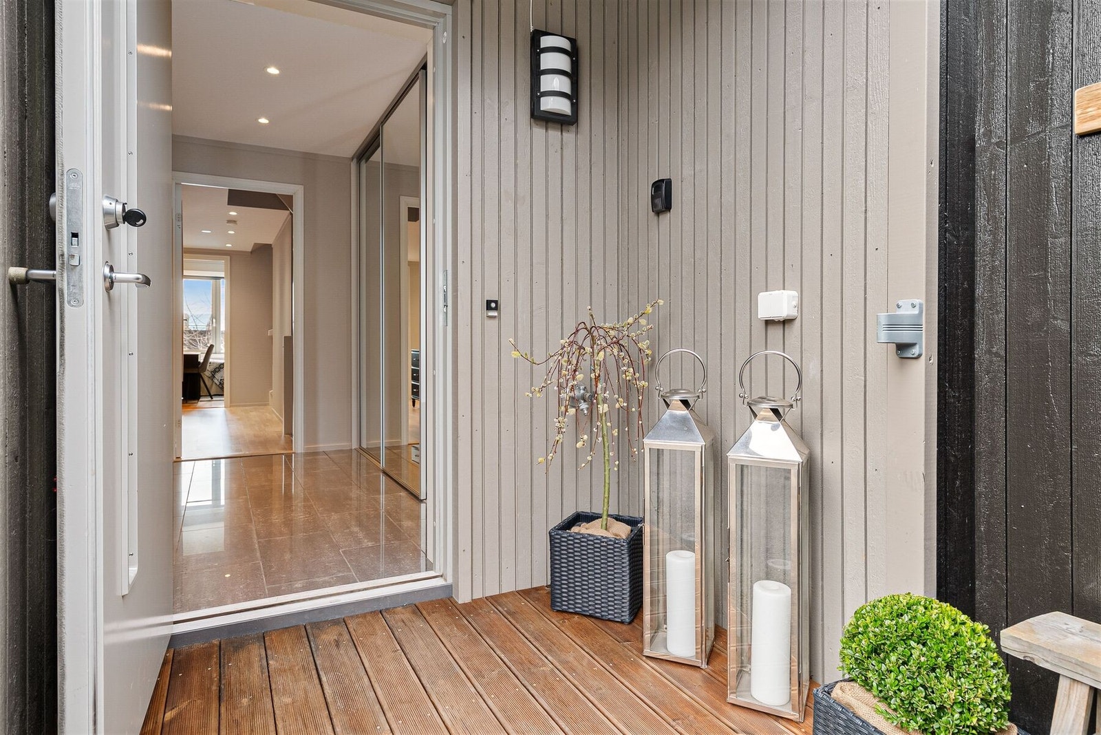 Flott opparbeidet inngangsparti med downlights og overbygg. Sportsbod til høyre. Galleribilde