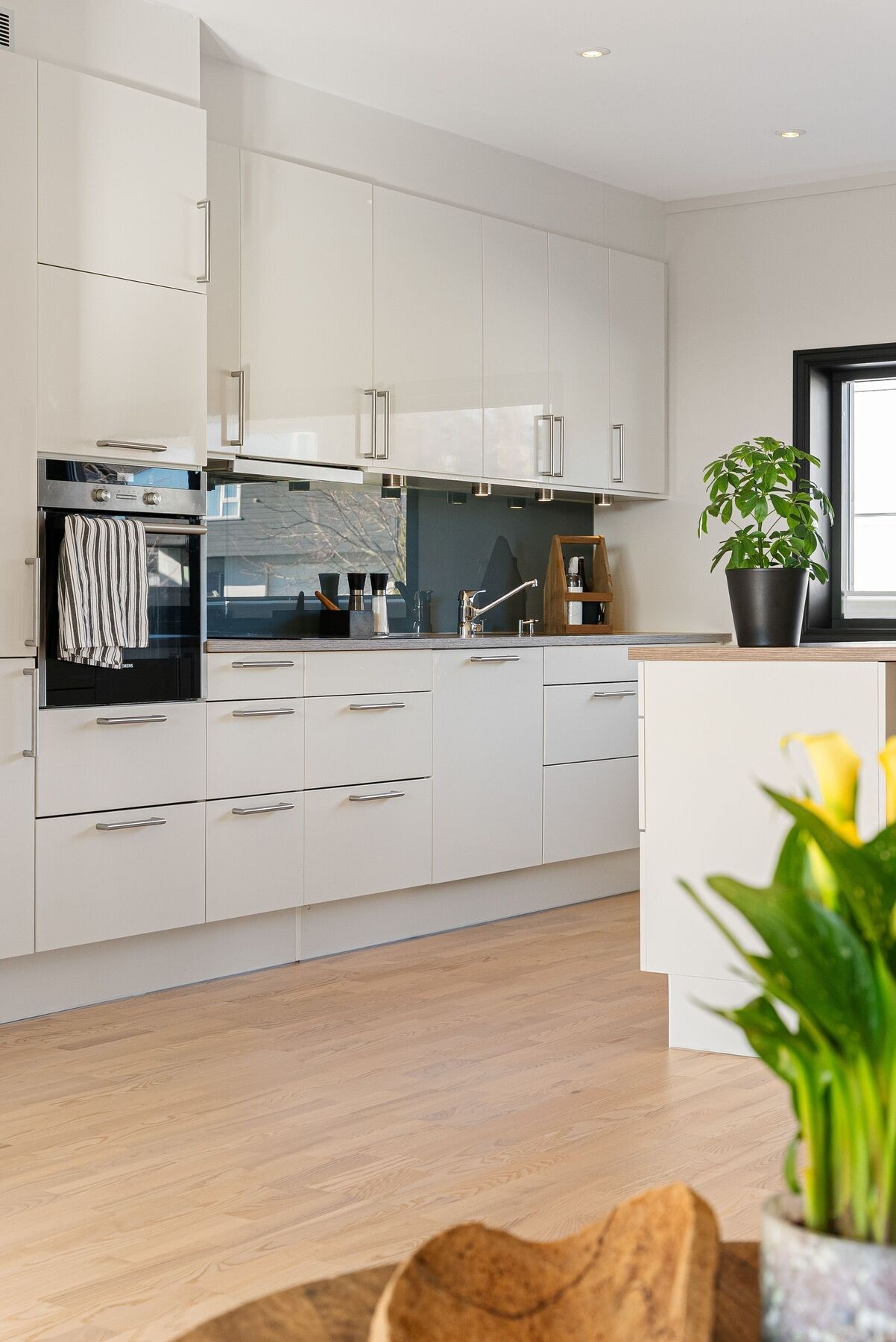 Rikelig av skap-, skuffe og benkeplass som gjør hverdagen på kjøkkenet praktisk og hendig. Stekeovn er plassert i gunstig høyde og har teleskopskinner. Galleribilde