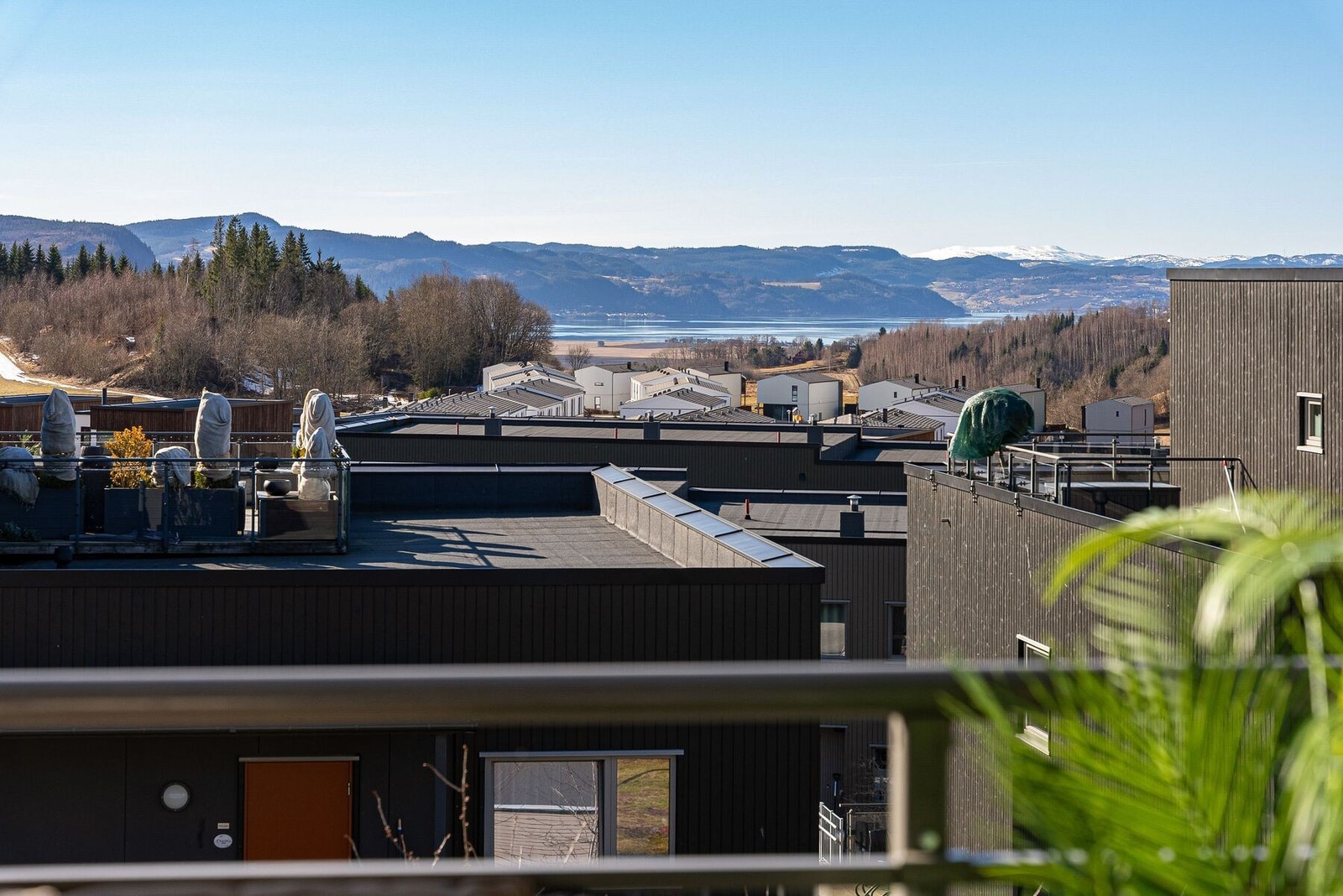 Fantastisk utsikt som kan nytes fra takterrassen og innenfra. Galleribilde