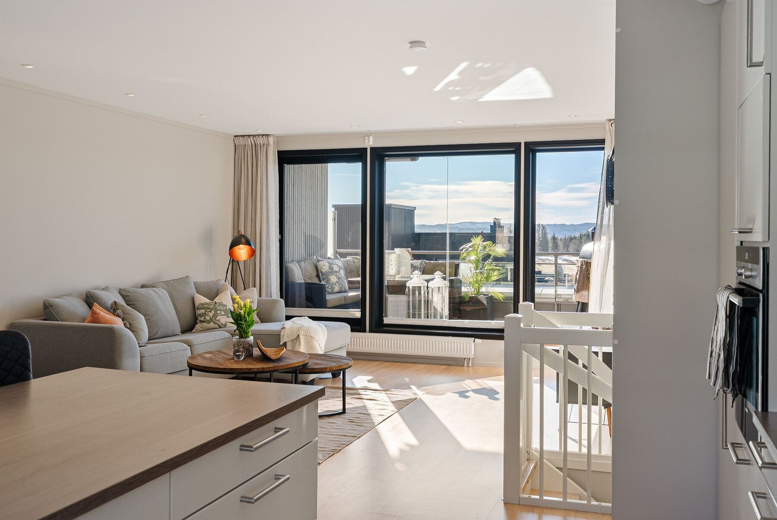 Stue, kjøkken og trappenedgang er nylig malt i den tidsriktige fargen Gentle Whisper og holder moderne standard med eikeparkett på gulv og downlights i himling. Galleribilde