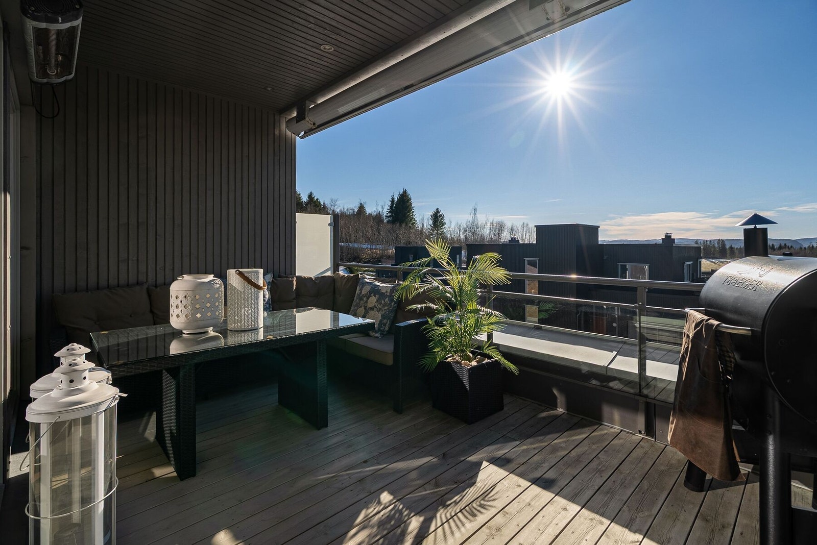 Herlig takterrasse på 13 m² som nyter godt av gode sol- og utsiktsforhold. God plass til ønsket utemøblement som sittegruppe og grill. Galleribilde