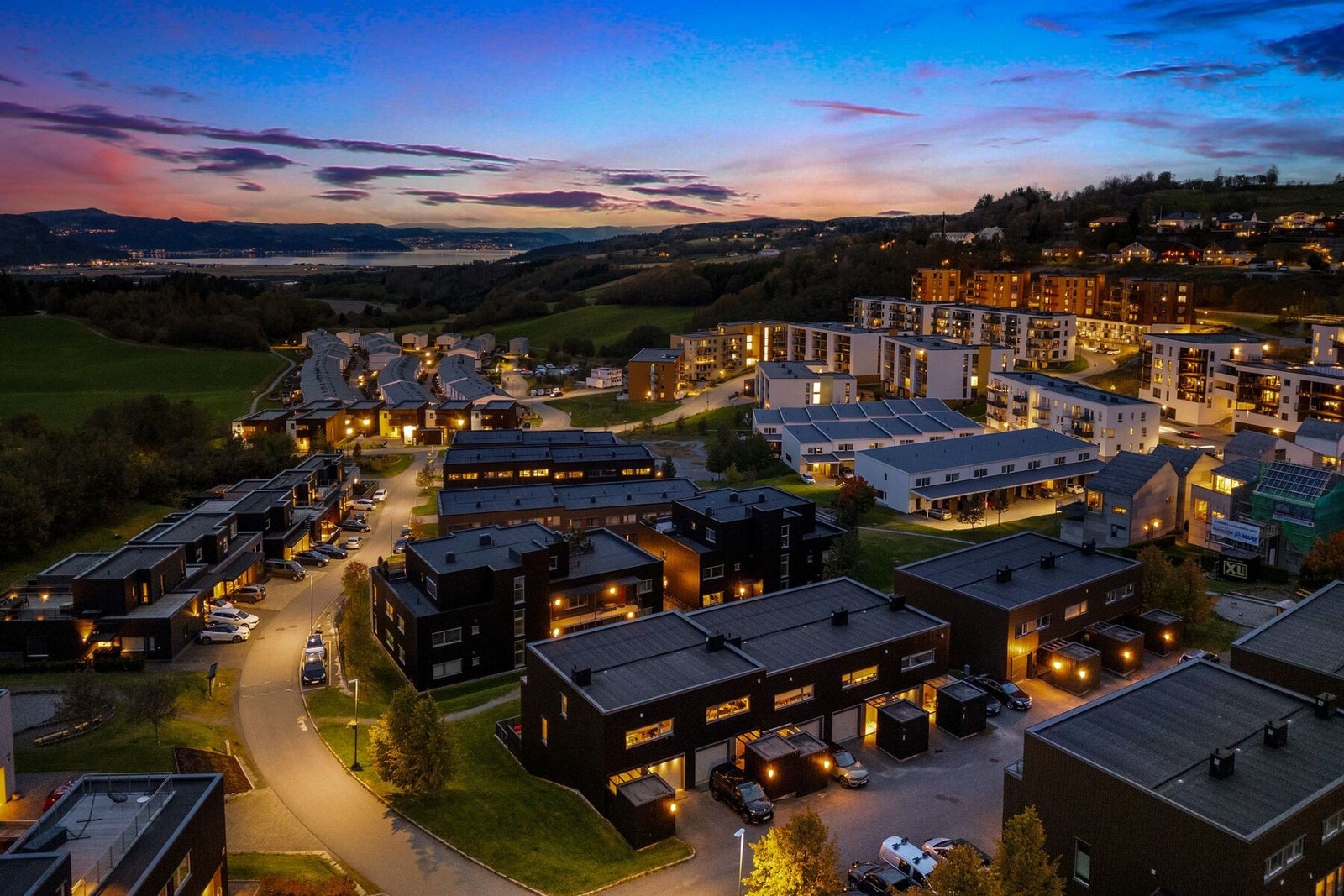 Flere barnehager innenfor 7 minutter gangavstand. Kattem skole og Åsheim ungdomsskole befinner seg innen 10 minutter gangavstand. Galleribilde