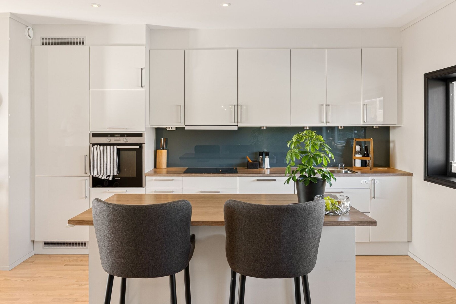 Delikat og tidløst lyst kjøkken fra kvalitetsleverandøren HTH med integrerte hvitevarer fra Siemens. Galleribilde