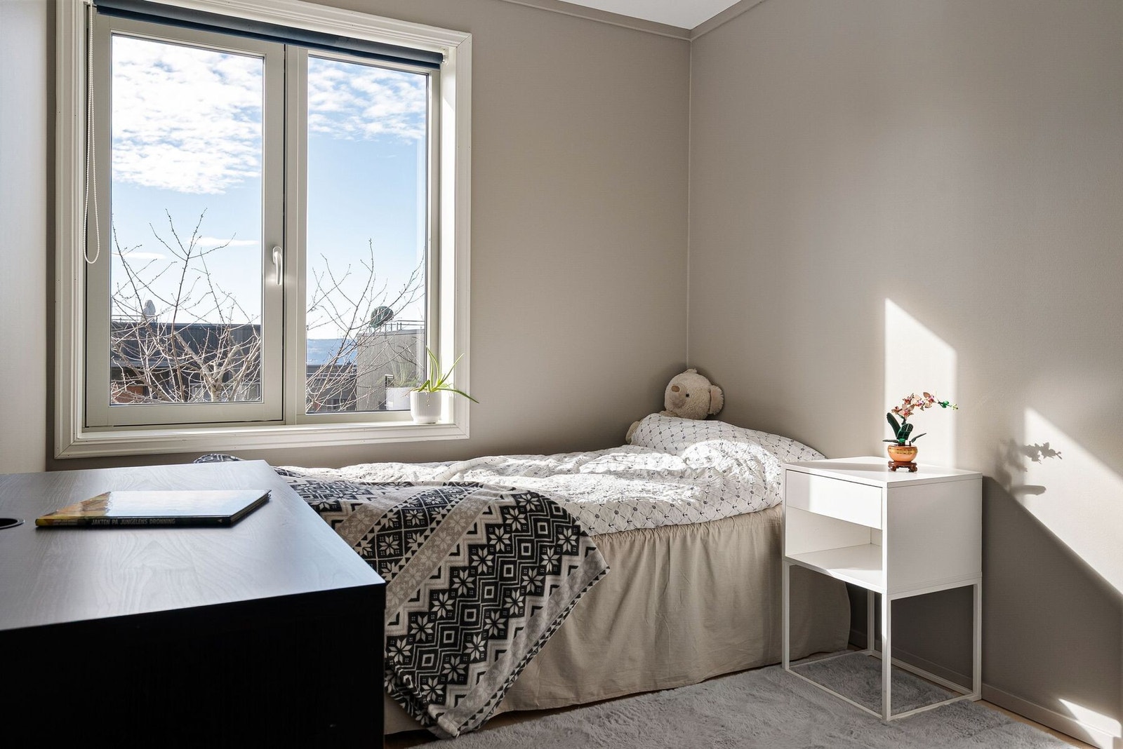 Det andre soverommet måler 7,3 m². Malt i tidsriktig beige nyanse. Galleribilde