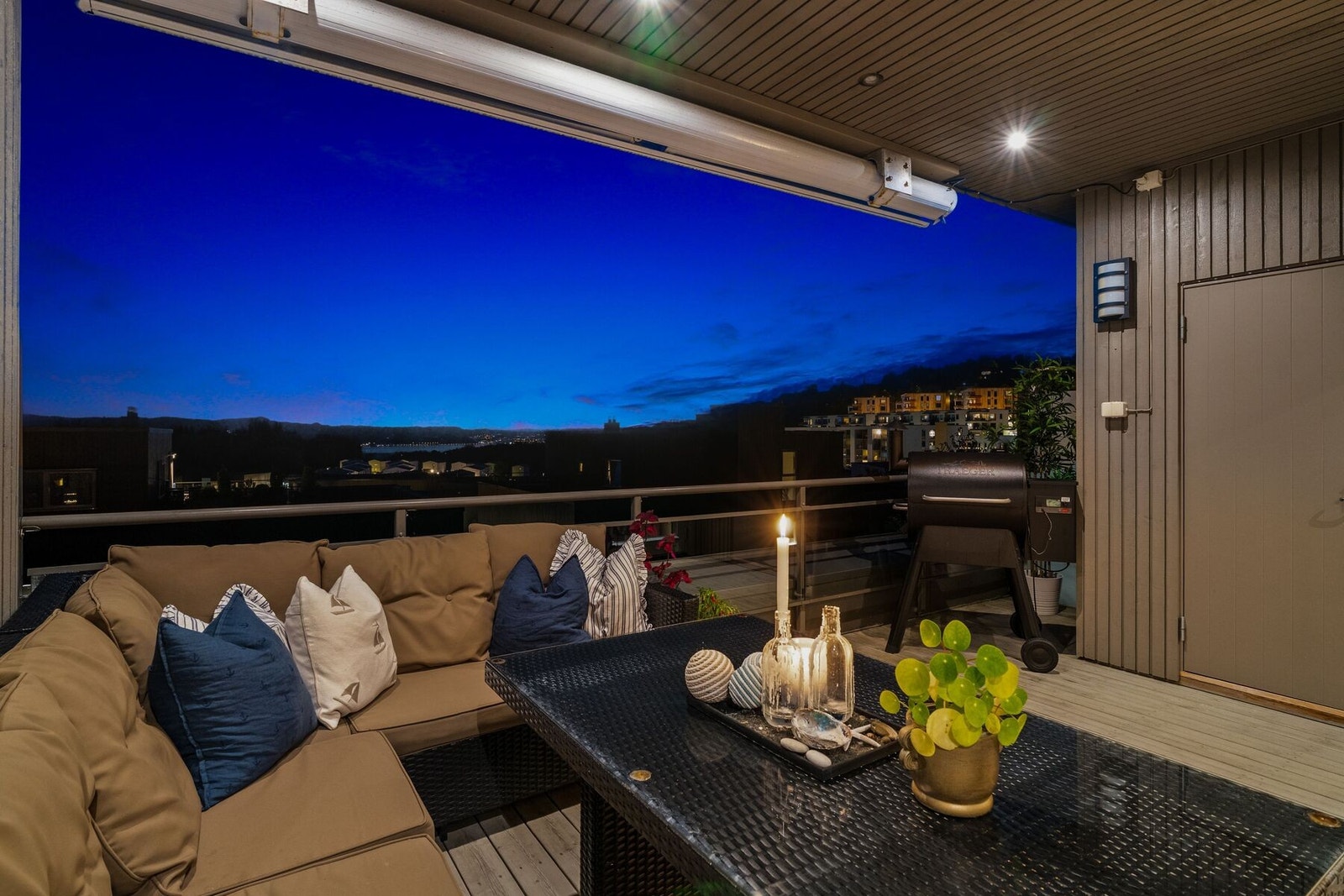 Takterrassen er overbygd og har elektrisk markise og terrassevarmer som styres med fjernkontroll - dette sørger for en forlengelse av utesesongen. Galleribilde