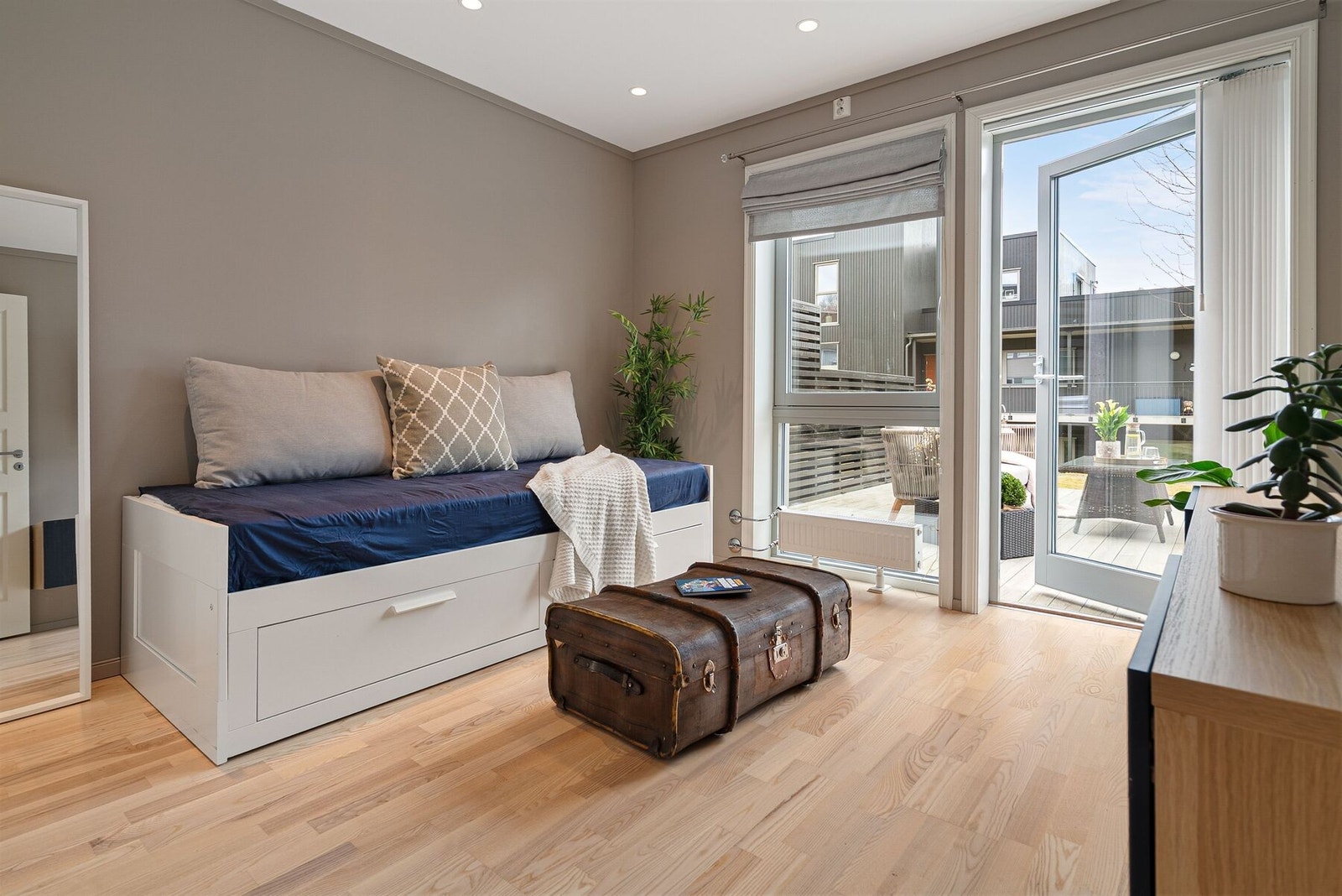 Det største soverommet er på 10,7 m² og kan enkelt innredes som ekstra stue. Utgang til romslig terrasse. Galleribilde