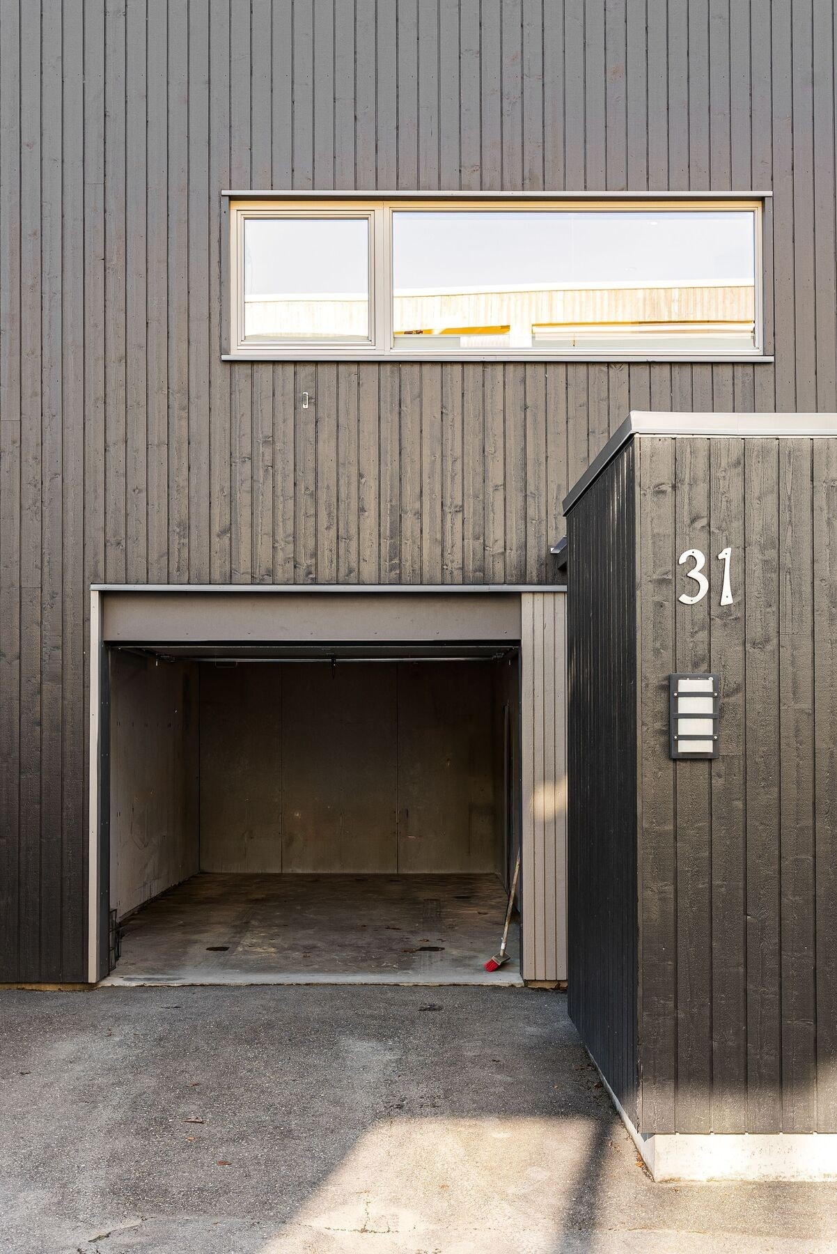 Isolert garasje med elektrisk port og el-billader fra Easee. Parkering både i garasjen og forran. Galleribilde