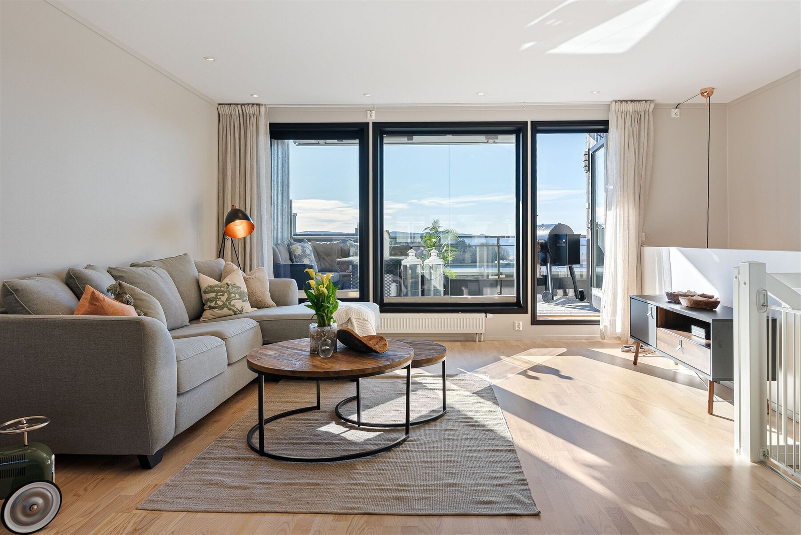 Hovedetasjen består av en innbydende stue med naturlig overgang til kjøkken og spisestue, svært praktisk i det daglige livet. Galleribilde