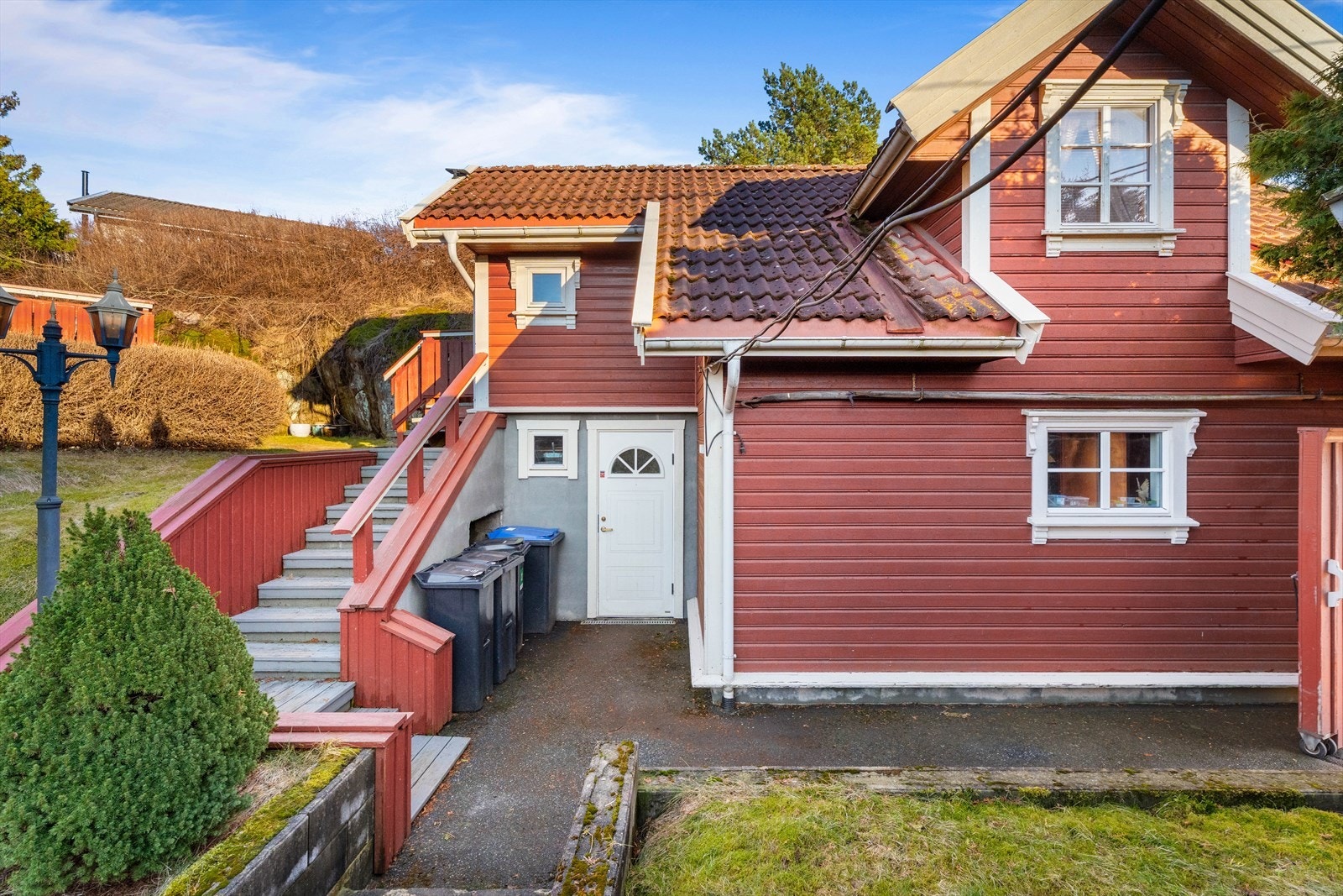 Kjelleretasjen har egen inngang fra utsiden. Galleribilde
