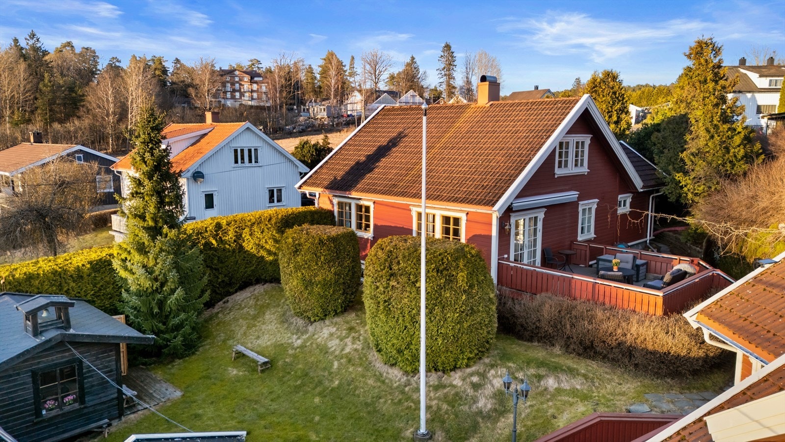 Eiendommen ligger i et attraktivt og barnevennlig område med pent opparbeidet hage. Galleribilde