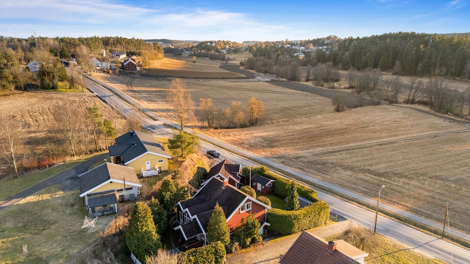 Boligen ligger rett ved markagrensen, med kort vei til flotte turområder i Fredrikstadmarka. Galleribilde