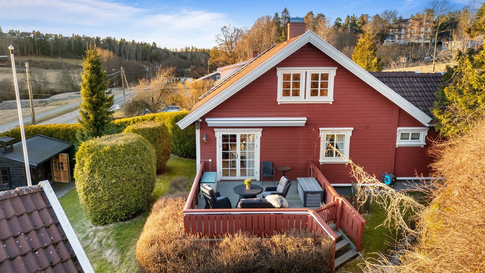 Sjarmerende enebolig med en romslig, sørvestvendt terrasse på ca. 22 m². Galleribilde