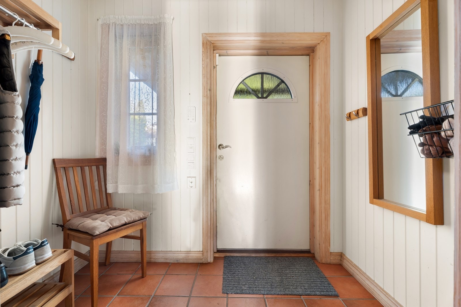 Inngangsdøren har et klassisk glassfelt som gir et hyggelig lysinnfall i gangen. Galleribilde