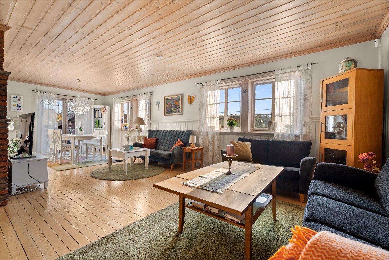 Spisestuen har plass til et stort spisebord og har direkte utgang til den sørvestvendte terrassen. Galleribilde