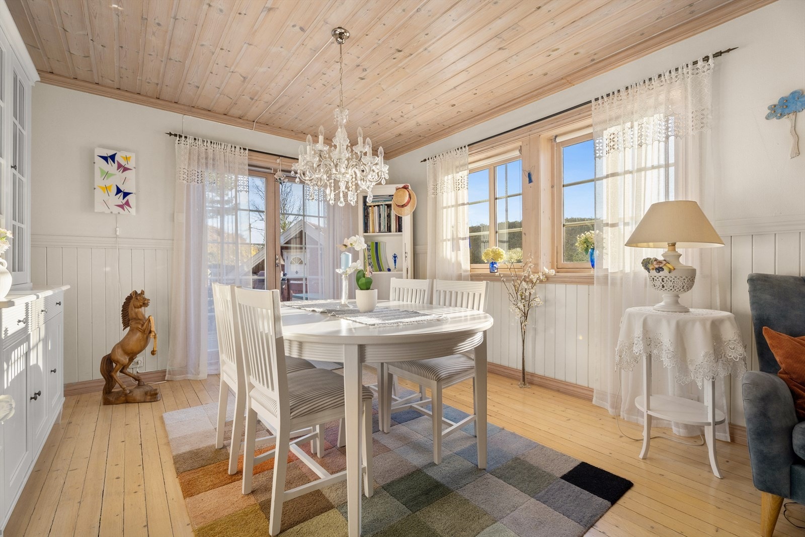 Store vinduer og terrassedør gir rikelig med naturlig lys til spiseplassen. Galleribilde