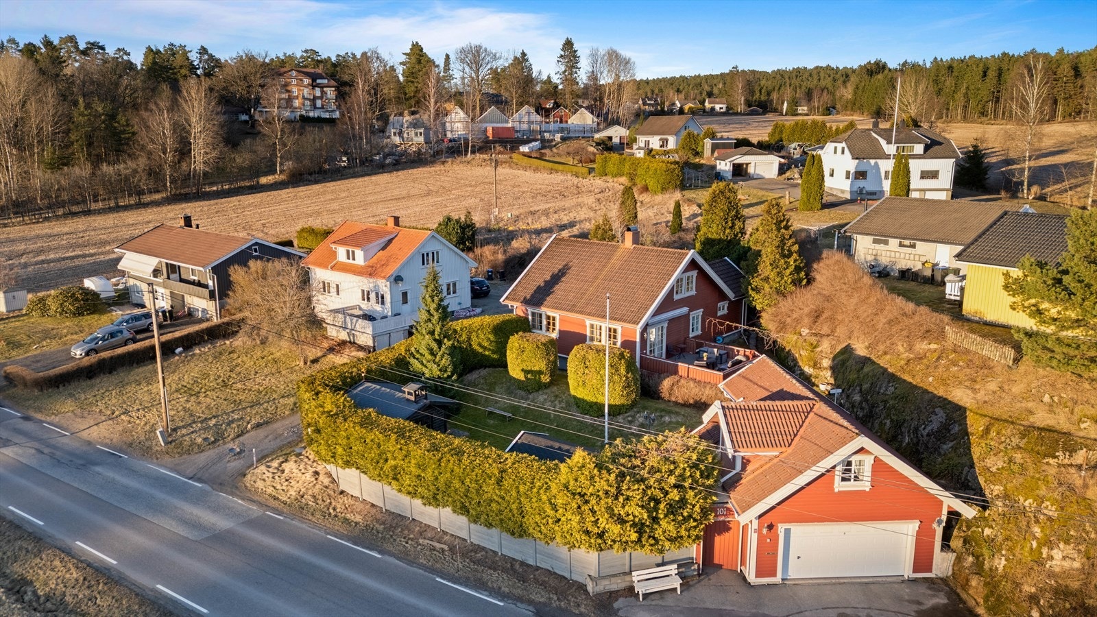 Tomten inkluderer en frittstående garasje fra 2003, to boder og flere solrike uteplasser. Galleribilde
