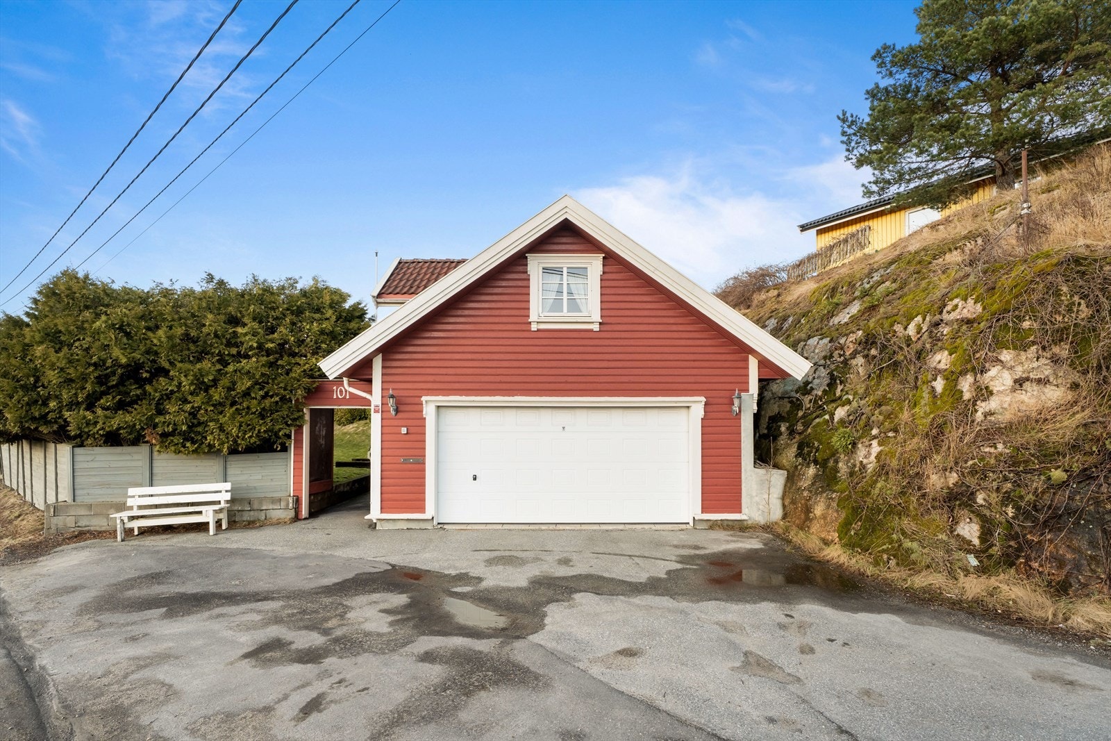 Romslig, frittstående garasje på 44 m², oppført i 2003. Galleribilde