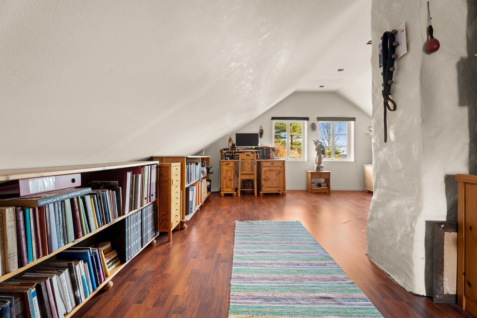 Det foreligger ingen tegninger på loft. Det kan derfor ikke tas stilling til om dette er godkjente rom. Galleribilde