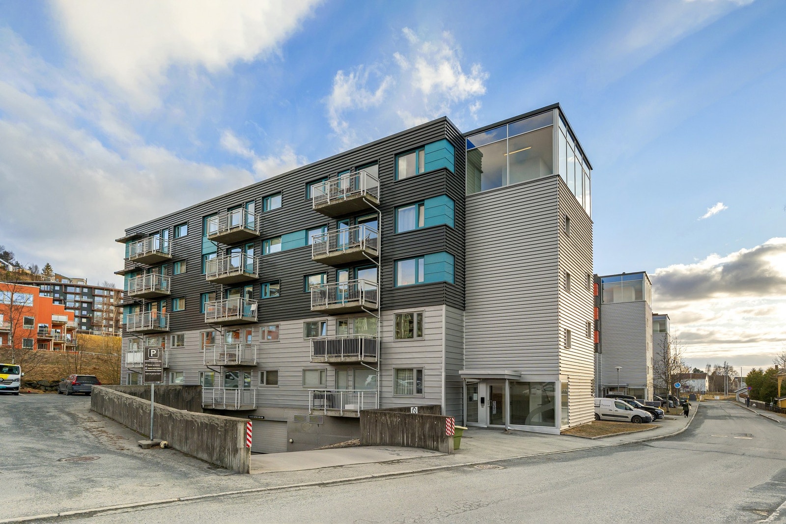Leiligheten har en attraktiv beliggenhet i et rolig boområde uten gjennomgangstrafikk. Kort vei til NTNU og marka. Galleribilde