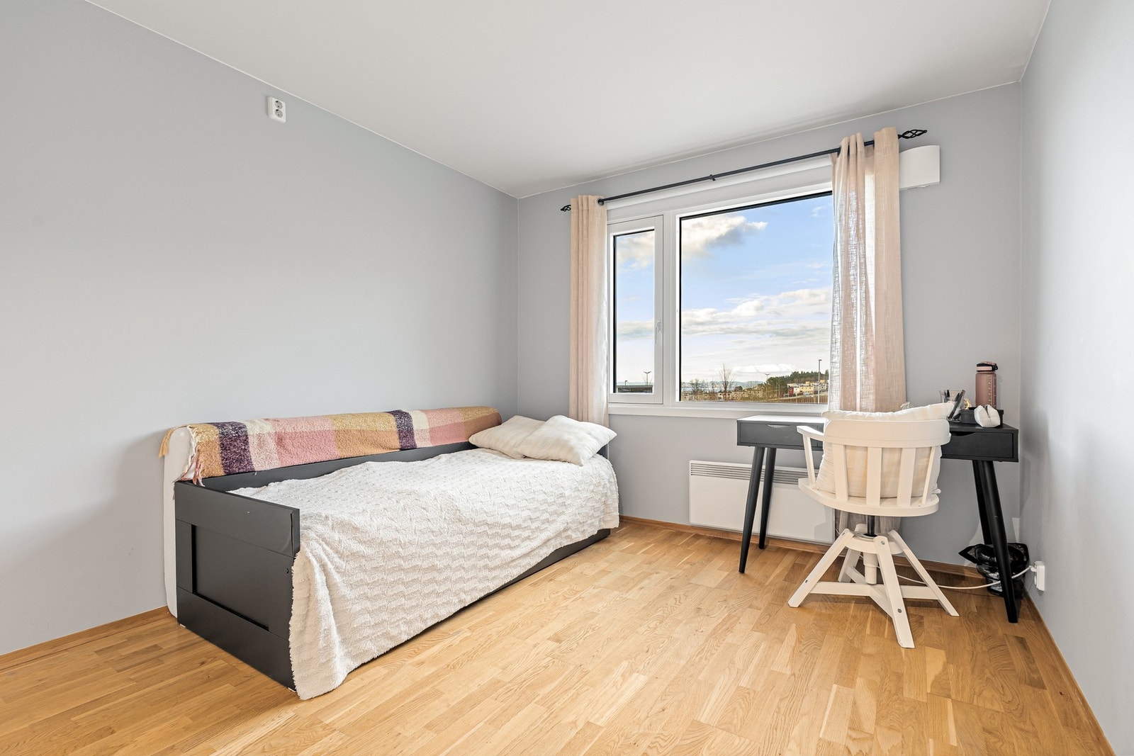 Kombinert stue- og soverom på 13,5 m². Galleribilde