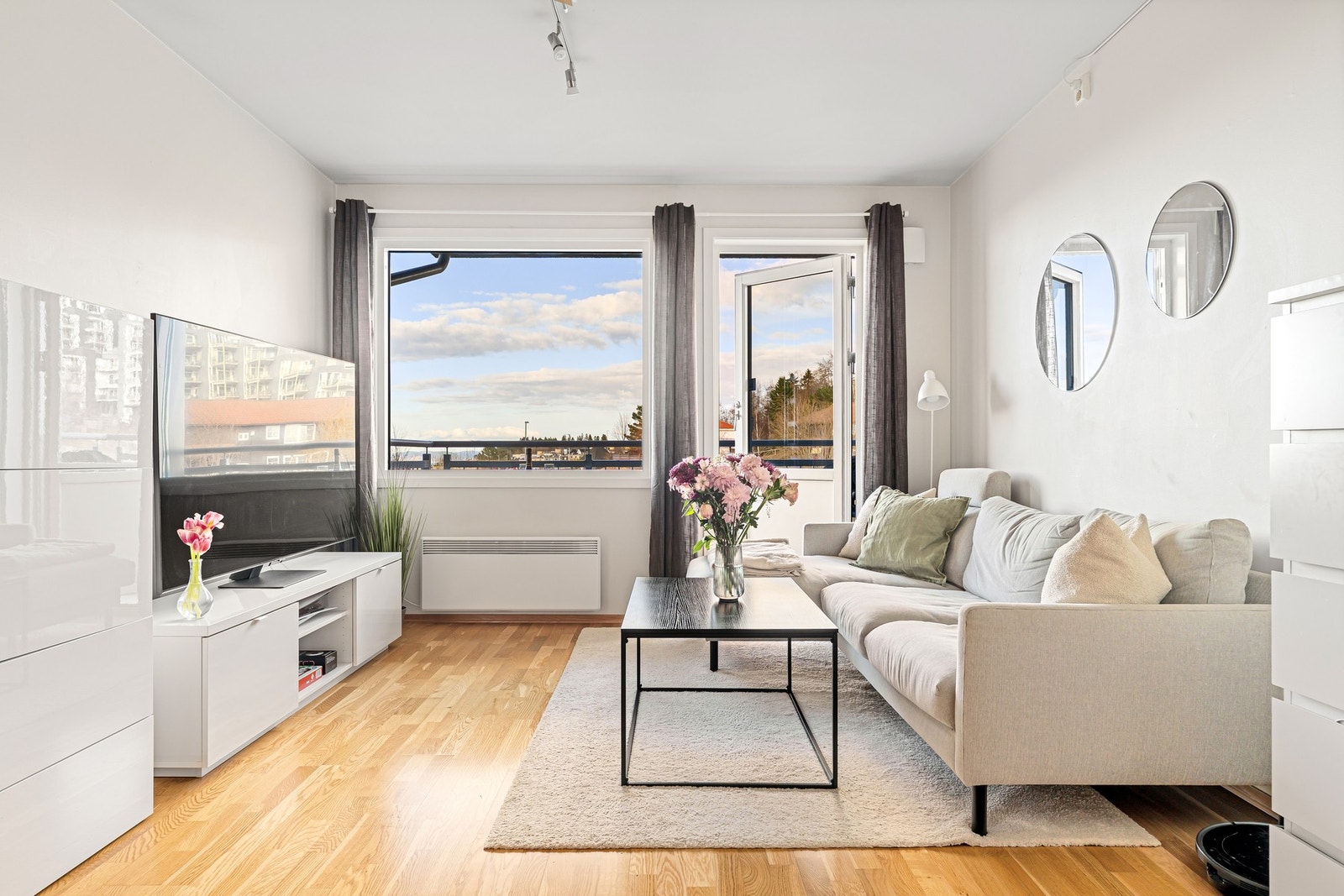 Boligen har store vindusflater som slipper inn rikelig med naturlig lys. Galleribilde