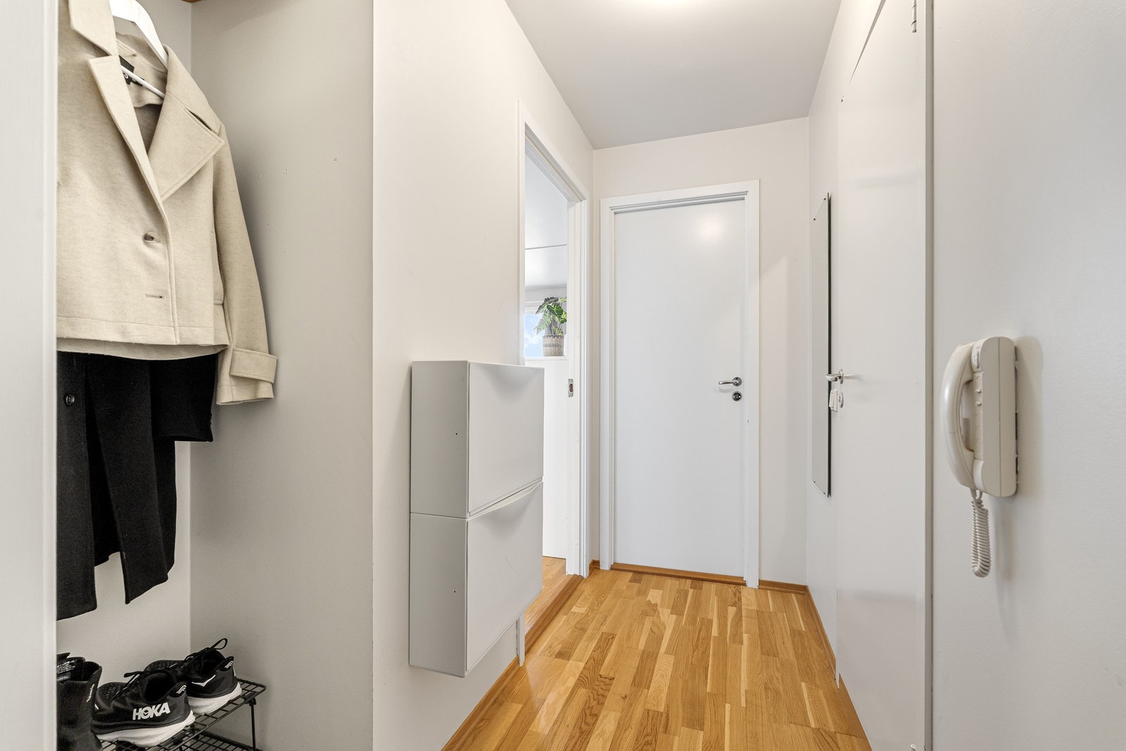 Innbydende entrè med plass til oppheng av yttertøy. Galleribilde