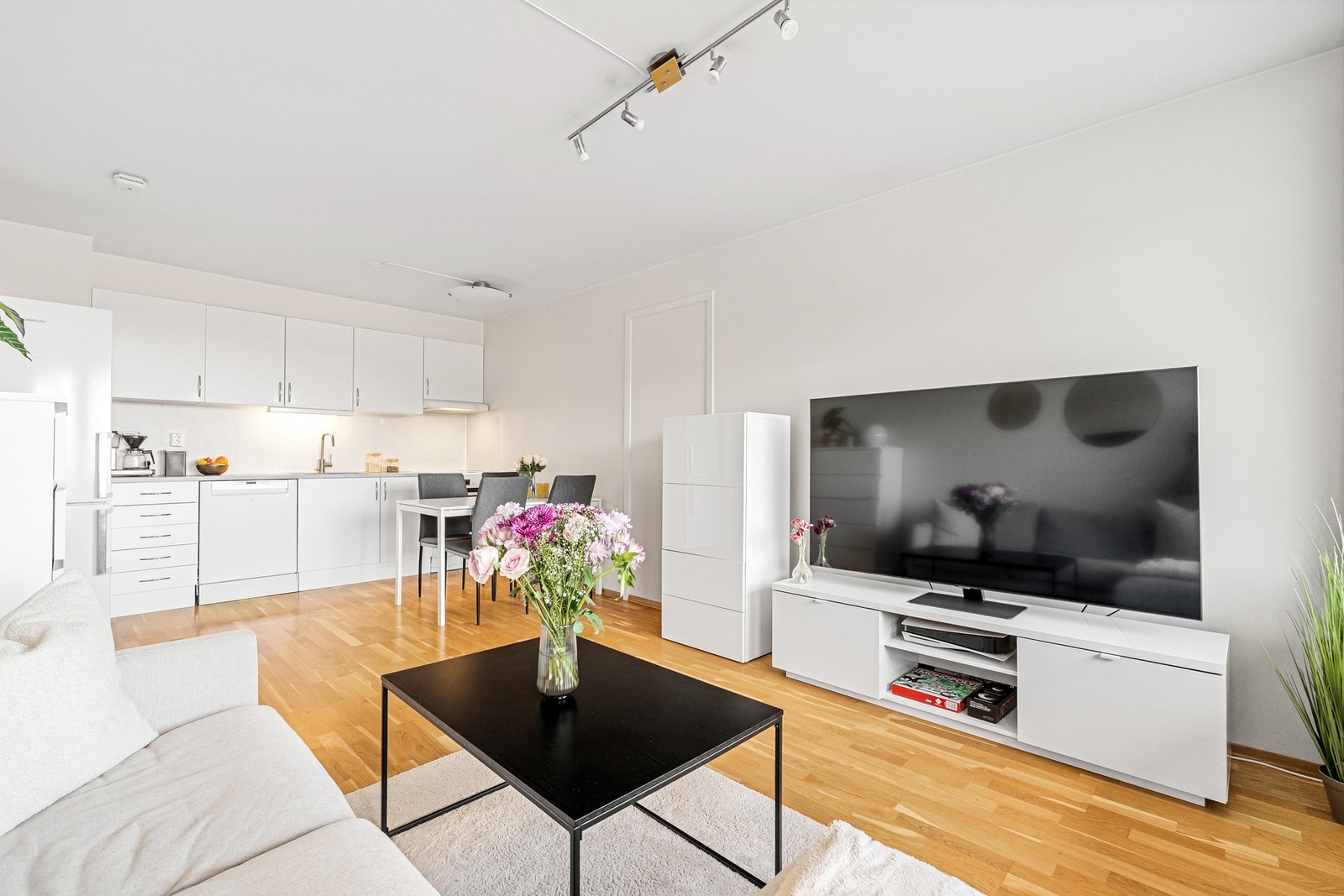 Åpen stue- og kjøkkenløsning på 21 m². Galleribilde