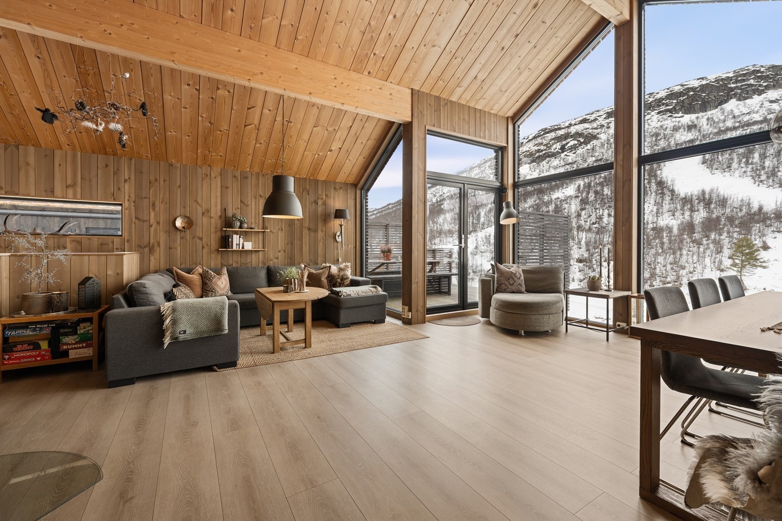 Her har man god plass til både sofagruppe og spisebord Galleribilde