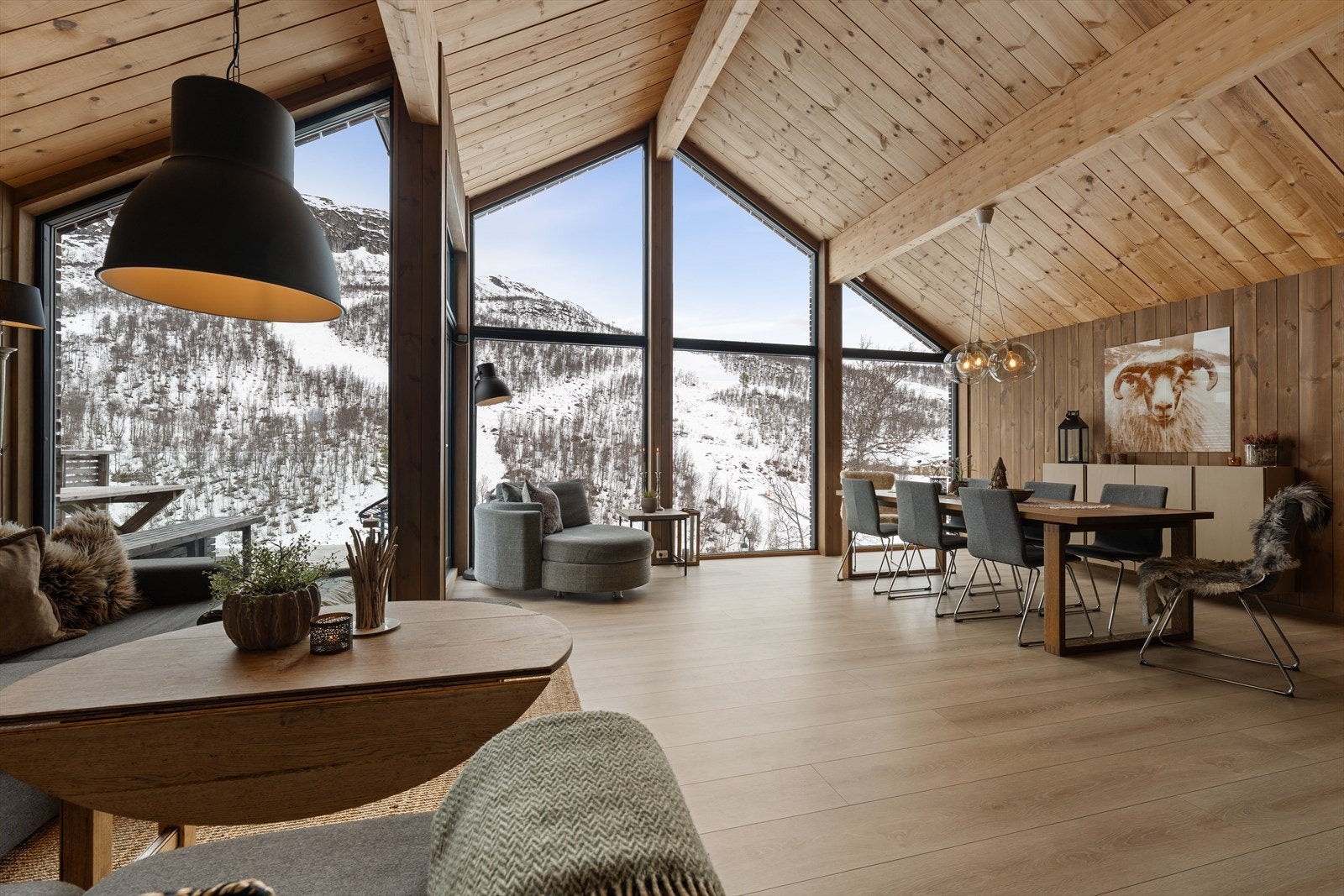 Hytta har store vindusflater, som slipper inn naturlig lys og flott utsyn til omgivelsene Galleribilde