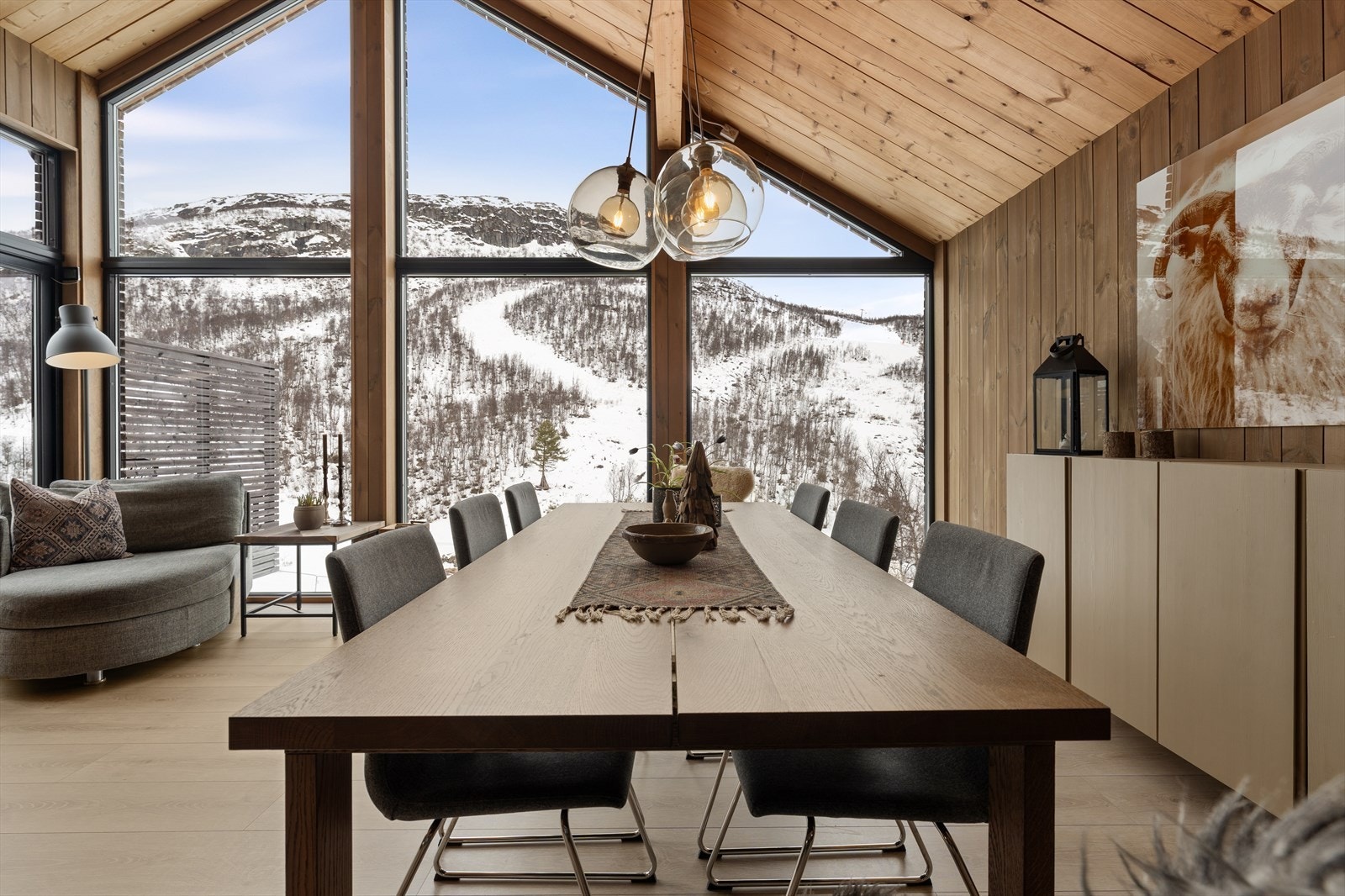 Her kan man nyte et godt måltid med flott utsikt mot fjellene Galleribilde
