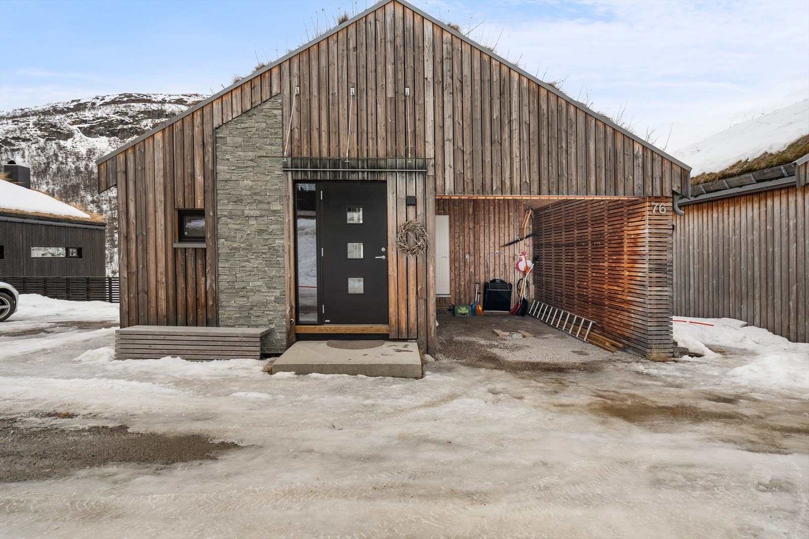 Inngangsparti, med parkering i carport Galleribilde
