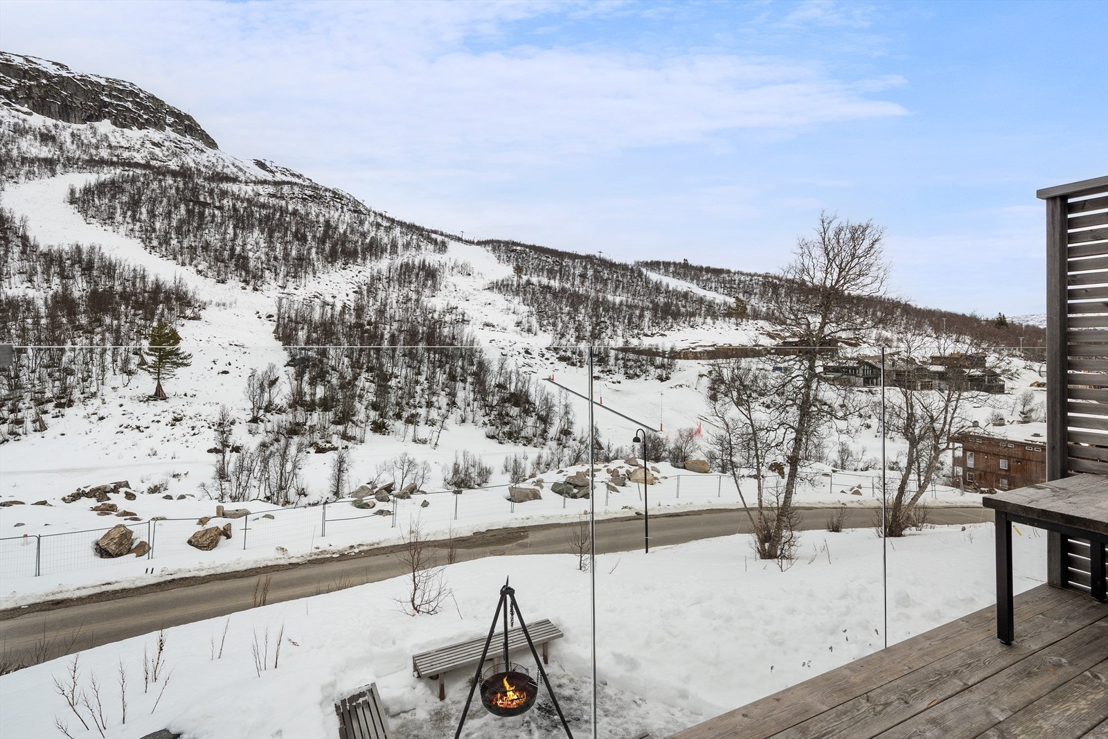 Fra hytta har man utsikt mot alpinsenteret Galleribilde