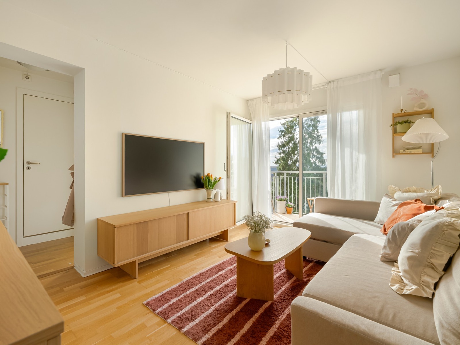 Her er det god plass til sofa, tv og bord. Galleribilde