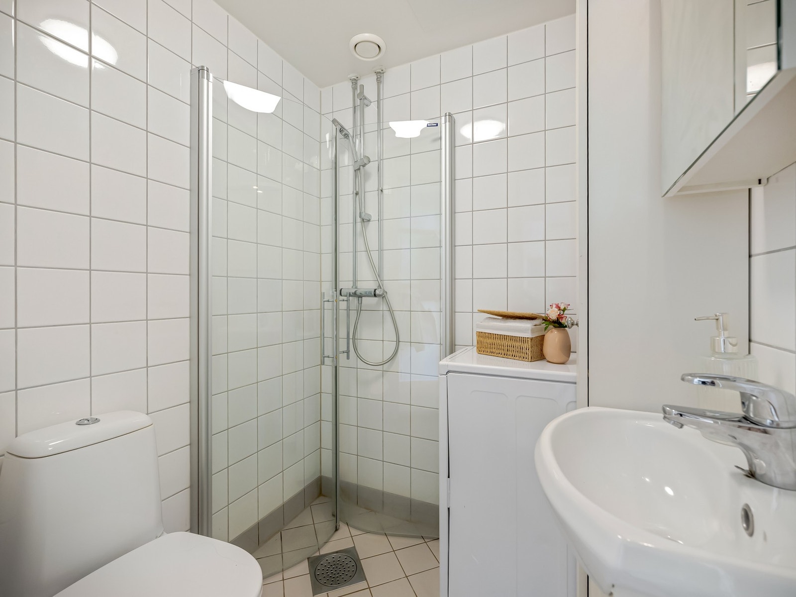 Det er plass og opplegg for toppmatet vaskemaskin og det er elektriske varmekabler i gulvet. Galleribilde