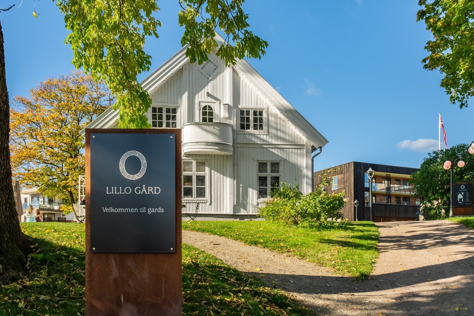 Området byr på flere hyggelige kafeer og serveringssteder. Her ser du Lille Ó som har en flott, solfylt uteservering. Galleribilde
