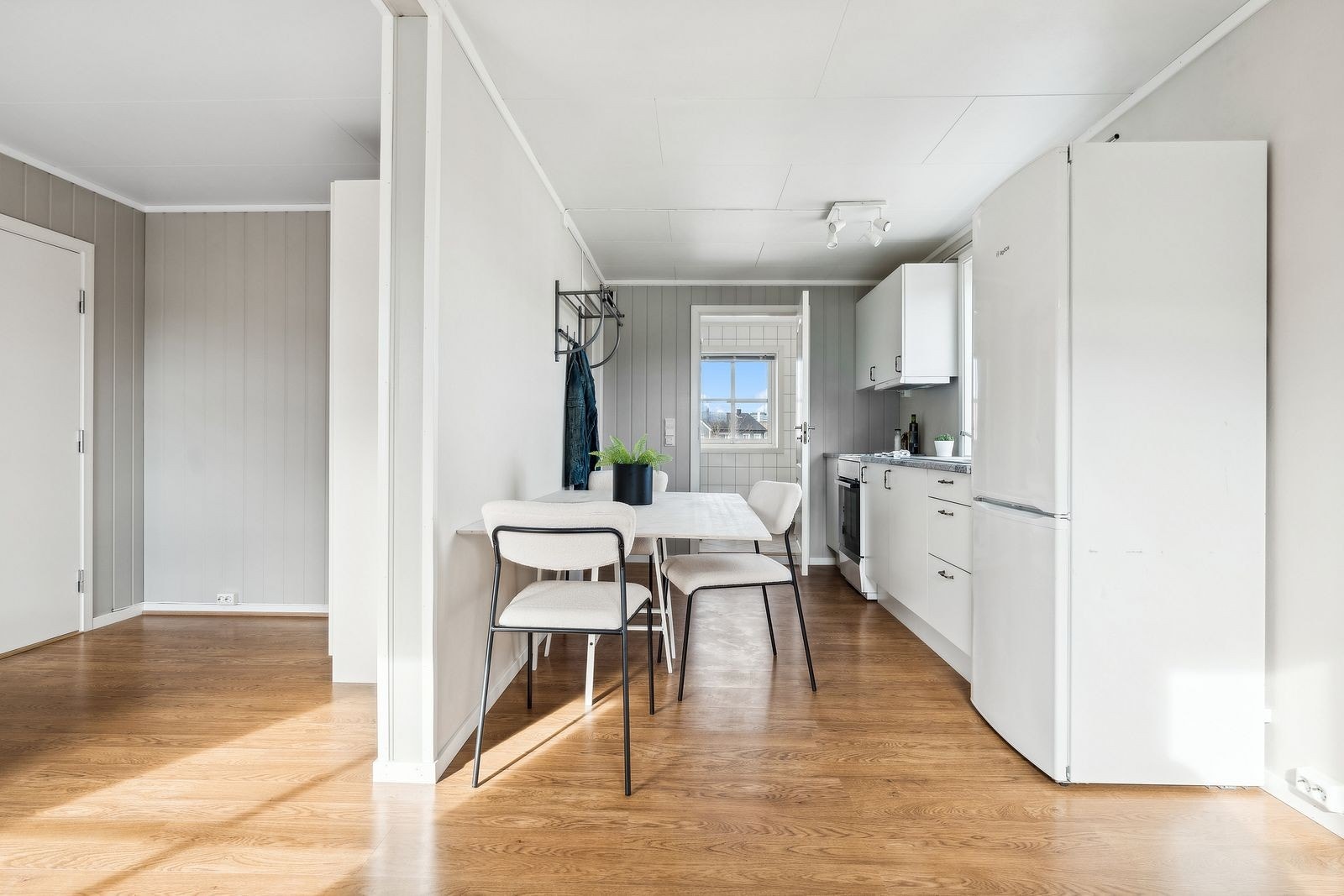 Kjøkken/stue/alkove på hybelen. Galleribilde