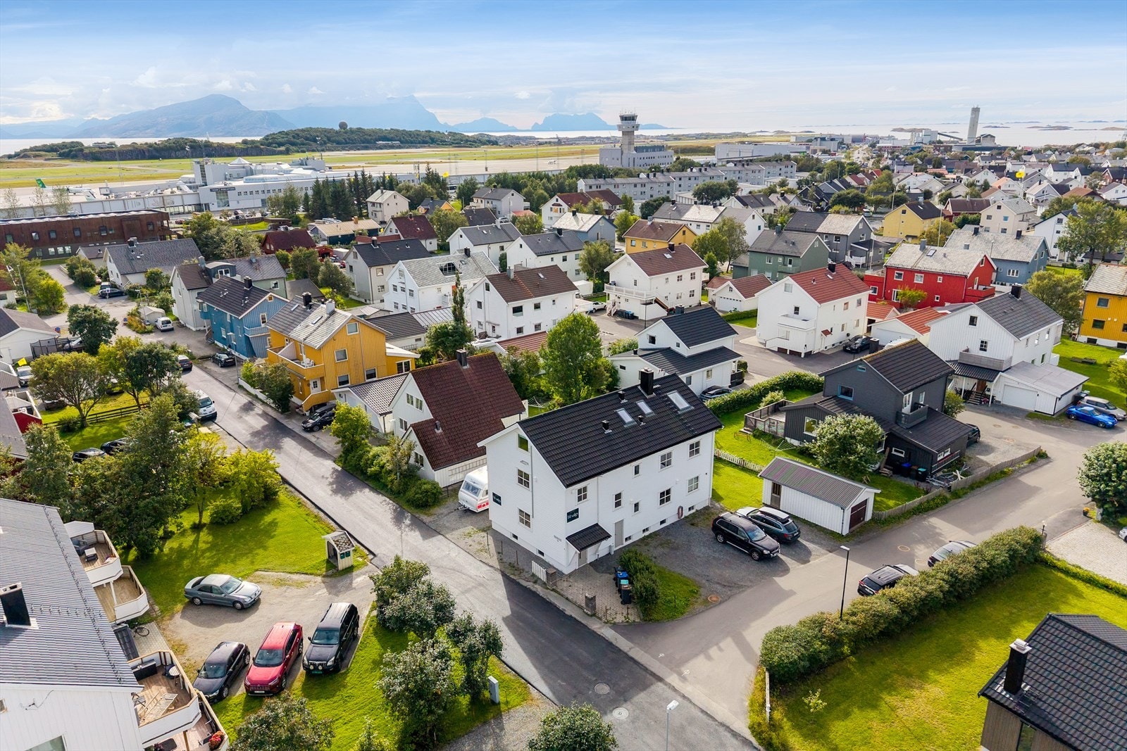 Eiendommen ligger meget fint til med lett gangavstand til sentrum, og alle byens fasiliteter samt flyplassen. Galleribilde
