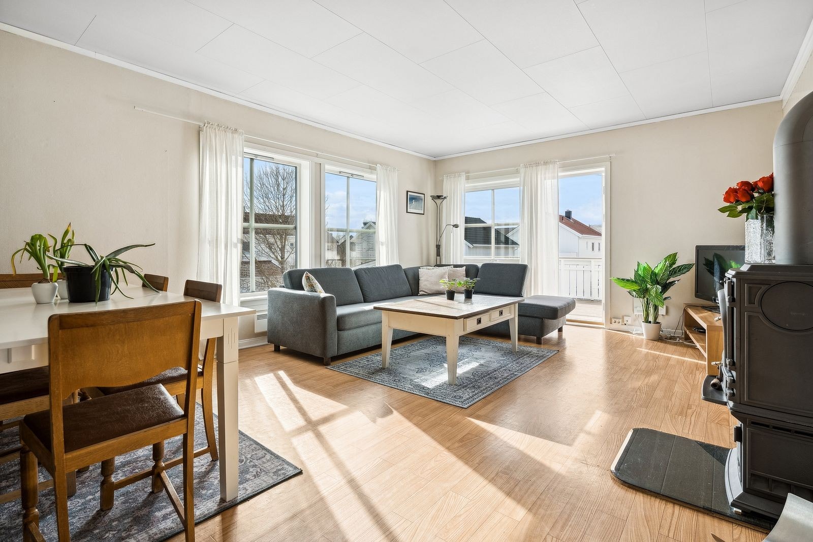Romslig stuei 2.etg med utgang til balkong. Galleribilde