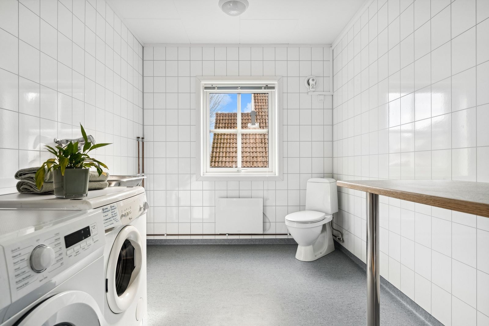 Felles vaskerom med opplegg for flere vaskemaskiner. Galleribilde