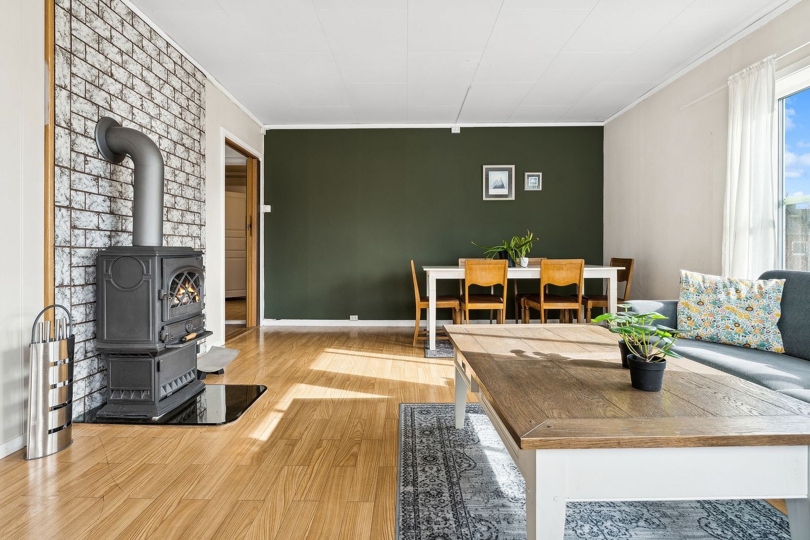 2.etg. Stue med spisestuedel. Vedovn for kos og hygge. Galleribilde