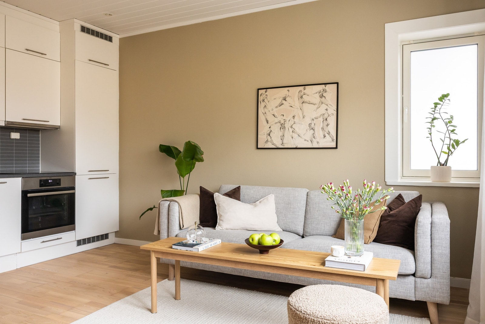 I felleskostnadene er det inkludert blant annet fyring, kabel-tv og bredbånd fra Telia. Galleribilde